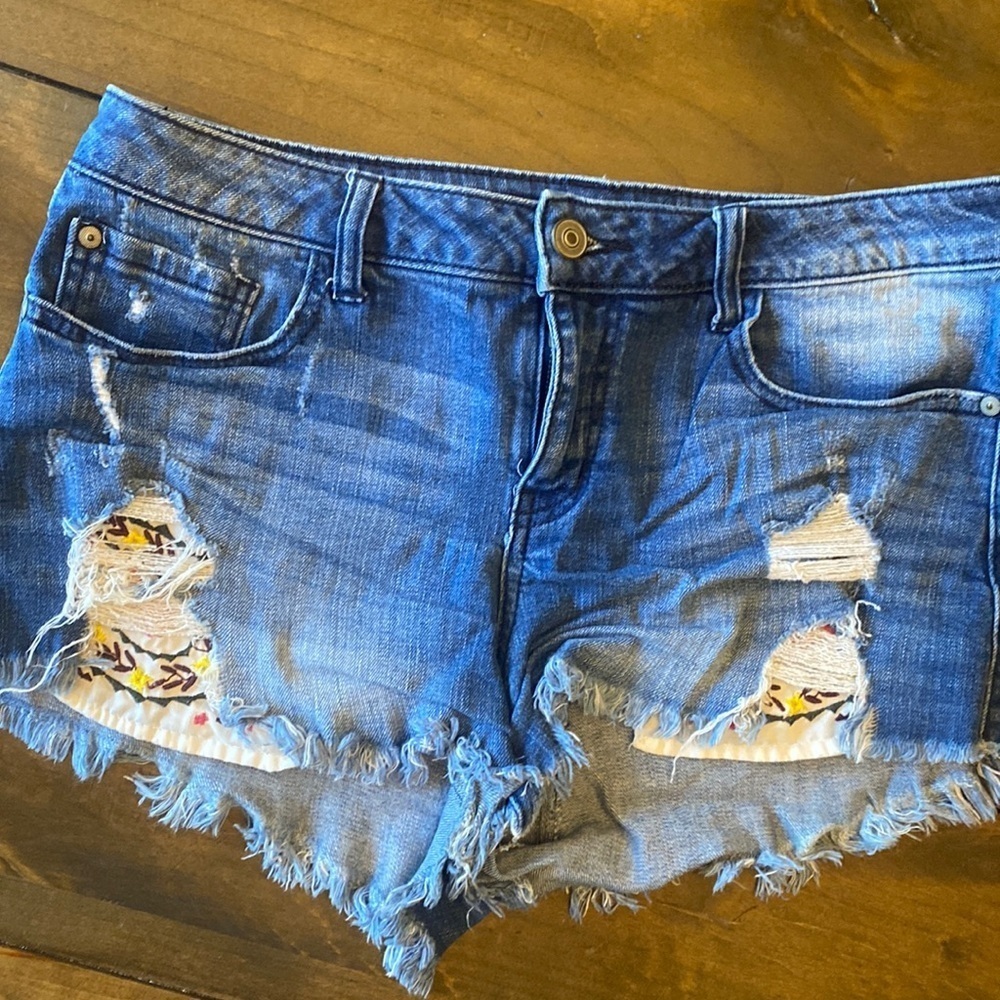 Harper Distressed denim jeans embroidery peek pockets size 29‎